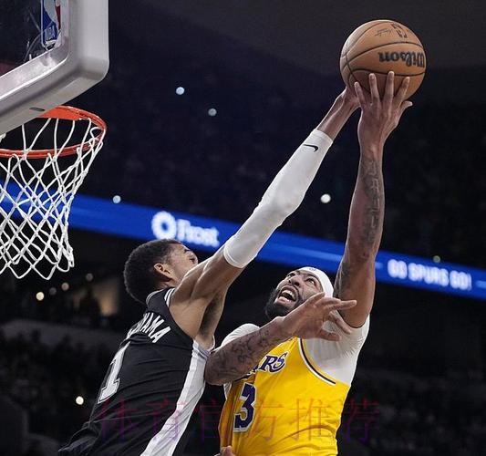 沃特斯上篮被帽 文班亚马暴扣得手 沃特斯上篮被帽 文班亚马暴扣得手